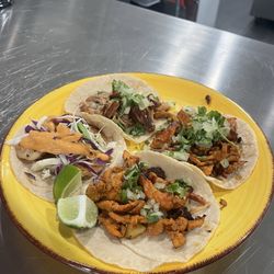 Little Mexico - Yummy tacos with homemade tortillas
