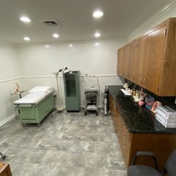 Alban A Bullock, MD - Nice clean patient room.
