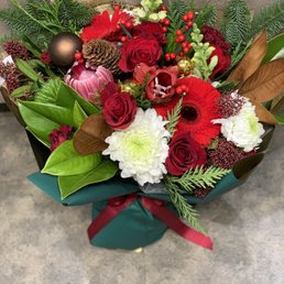 Flowers with no vase Just bag for over $100 Canadian with delivery