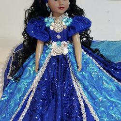 Muñeca vestida a su gusto para sus espíritus