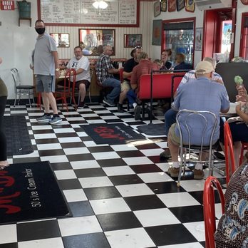 Mr B's Ice Cream Parlor - people sitting at tables - Ice Cream & Frozen Yogurt Near Me - Branson, Missouri Mr B's Ice Cream Parlor - people sitting at tables - Ice Cream & Frozen Yogurt Near Me - Branson, Missouri