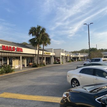 Hot N Crazy Crab - Parking lot and plaza - Seafood Near Me - Brandon, Florida