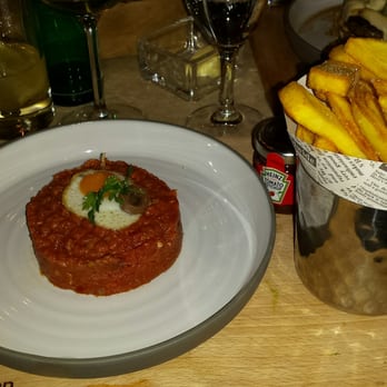 Käfer Bistro - Tartar mit Wachtelei und Pommes - Bistros Near Me - Munich, BY