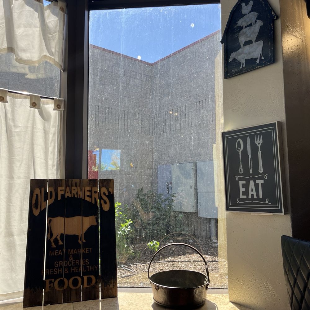 Cocos N Moes - Lots of beautiful natural light - Breakfast & Brunch Near Me - Minden, Nevada