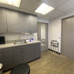Hanger Clinic Prosthetics & Orthotics - Patient rooms - clean and simple