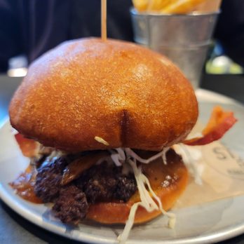 Stack 571 Burger and Whiskey Bar - Kirkland - Bacon burger - New American Near Me - Kirkland, Washington