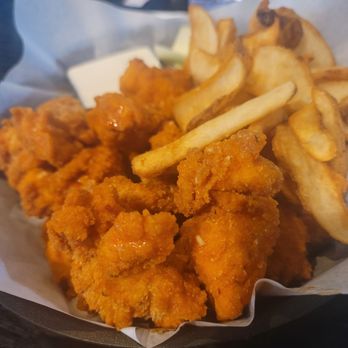 Chicago Street Pour House - Boneless buffalo wings and scoop fries (does come with the fries on the side) - New American Near Me - Elgin, Illinois