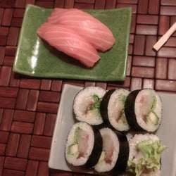 Dom Sushi - Nigiri z łososiem i futomaki z okoniem morskim. Ryba jak zawsze pierwsza klasa!