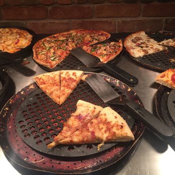 Pizza Hut - The two pizzas in the middle have been sitting for at least 1 hour. - Pizza Near Me - Elyria, Ohio Pizza Hut - The two pizzas in the middle have been sitting for at least 1 hour. - Pizza Near Me - Elyria, Ohio