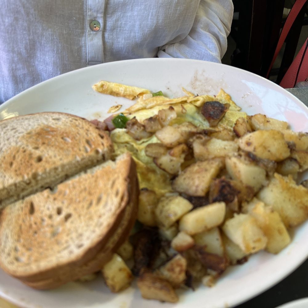 Ken's Corner - Western omelet with home fries and rye toast - Breakfast & Brunch Near Me - Glastonbury, Connecticut Ken's Corner - Western omelet with home fries and rye toast - Breakfast & Brunch Near Me - Glastonbury, Connecticut