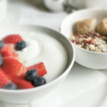 Café Impérial - Yoghurt met granola en rood fruit (8.5 €). - Cafes Near Me - Antwerp, VAN