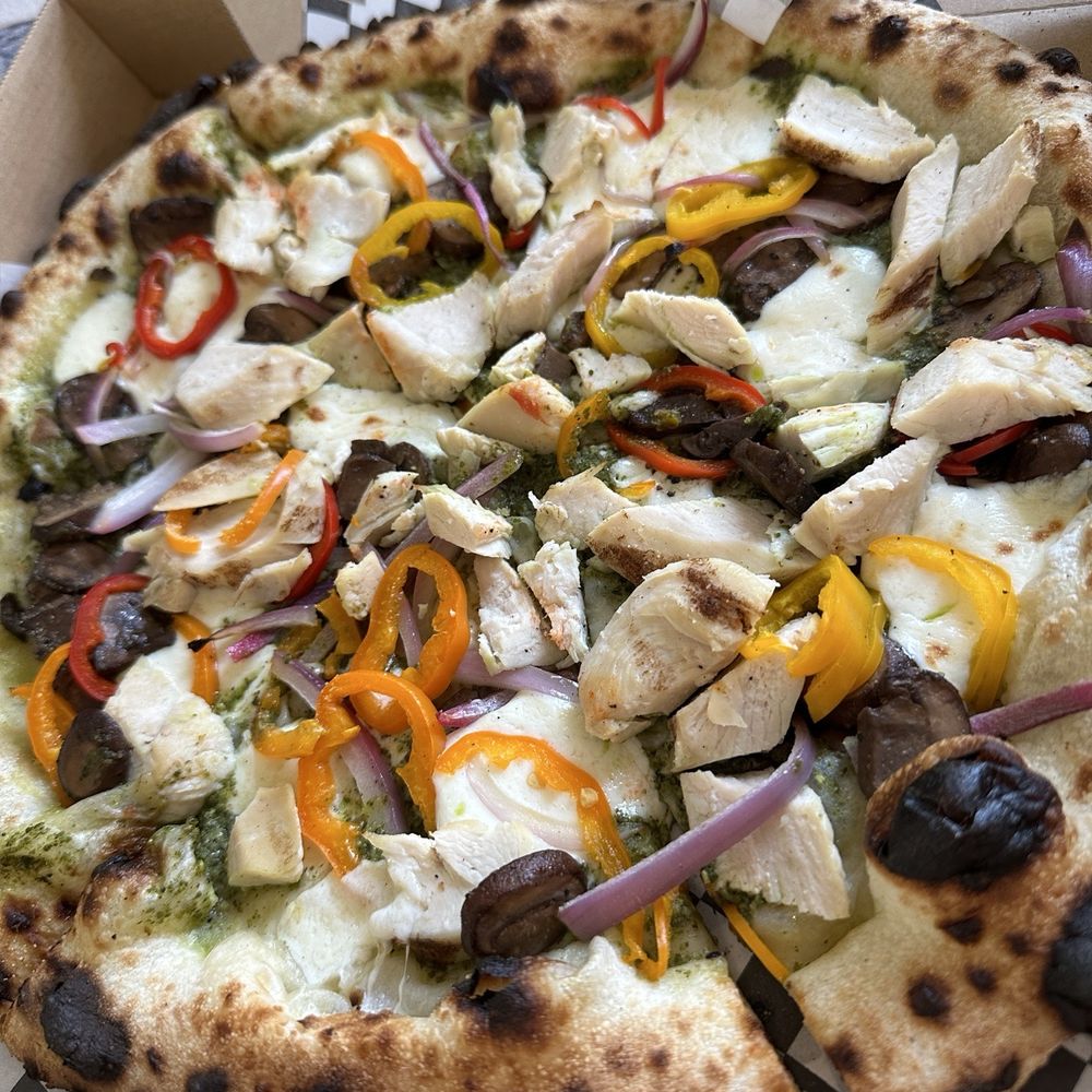 La Crosta Di Napoli - Chicken pesto pizza - Pizza Near Me - Whittier, California La Crosta Di Napoli - Chicken pesto pizza - Pizza Near Me - Whittier, California