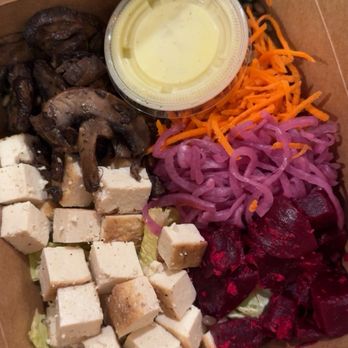 ORGANICO - Grilled tofu, beets, mushroom, picked onion, carrot on a bed of kale and romaine lettuce - Juice Bars & Smoothies Near Me - Pasadena, California