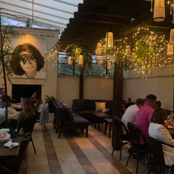 Aqua Pazzo - people sitting at tables in a restaurant - Italian Near Me - Youngstown, Ohio