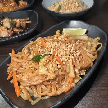 Minami Sushi - Chicken Pad Thai Noodles - Asian Fusion Near Me - Southbury, Connecticut Minami Sushi - Chicken Pad Thai Noodles - Asian Fusion Near Me - Southbury, Connecticut