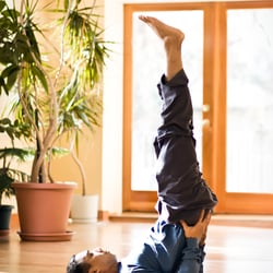 Yoga In Daily Life - Viparitakarani mudra - easy and efficient - "renewal of energy", 3 minutes of this posture regeretaes us more than 1 hour of sleep
