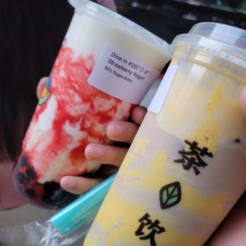 Tea Addicts - Strawberry Blended Yogurt and Brulee milk tea - Bubble Tea Near Me - Seattle, Washington