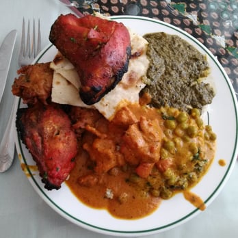 Cafe India - Full plate of buffet items including Tandoori Chicken, Butter Chicken, Saag Paneer, Pakoras, Naan - Indian Near Me - Lynnwood, Washington Cafe India - Full plate of buffet items including Tandoori Chicken, Butter Chicken, Saag Paneer, Pakoras, Naan - Indian Near Me - Lynnwood, Washington