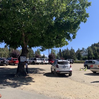 Snow-Line Orchard - One of the packed parking lot (Oct 2021) - Fruits & Veggies Near Me - Oak Glen, California Snow-Line Orchard - One of the packed parking lot (Oct 2021) - Fruits & Veggies Near Me - Oak Glen, California