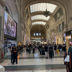 Milano Centrale FS - More shopping.