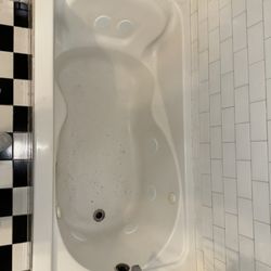 A&B Bathroom Refinishing - Before end after finish