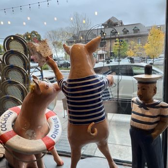 Cochon Dingue - A fun way to top off the morning after walking our 10k steps all over the old city. - Breakfast & Brunch Near Me - Quebec City, Quebec Cochon Dingue - A fun way to top off the morning after walking our 10k steps all over the old city. - Breakfast & Brunch Near Me - Quebec City, Quebec