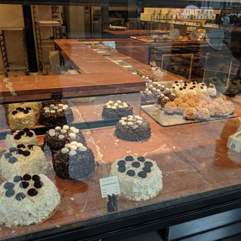 Aux Merveilleux de Fred - Patisserie/Cake Shop Near Me - Paris, 75