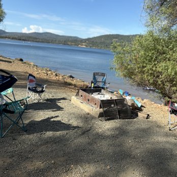 Collins Lake Recreation Area - Fire pit and rocky beach - Lakes Near Me - Browns Valley, California