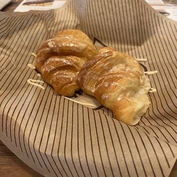 Cheddar's Scratch Kitchen - Honey Butter Croissants - Comfort Food Near Me - Orlando, Florida