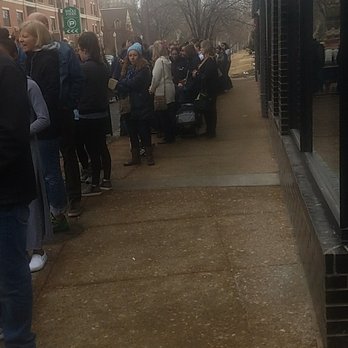 Shake Shack Central West End - Line behind us - Ice Cream & Frozen Yogurt Near Me - St. Louis, Missouri