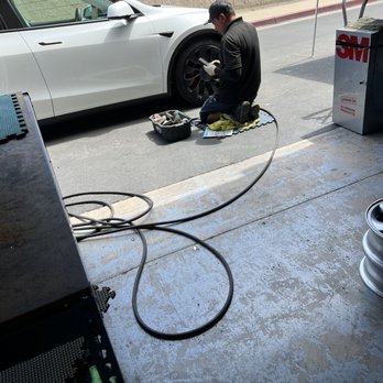 Onsite Wheels - Son grinding and prepping the wheel surface. - Wheel & Rim Repair Near Me - Westminster, California Onsite Wheels - Son grinding and prepping the wheel surface. - Wheel & Rim Repair Near Me - Westminster, California