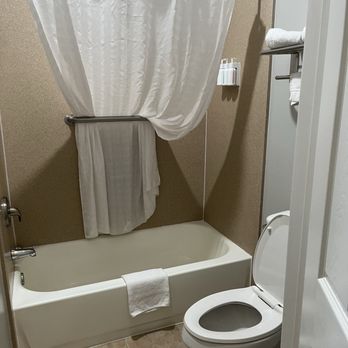 Weslaco Inn - Clean bathroom - Hotels Near Me - Weslaco, Texas Weslaco Inn - Clean bathroom - Hotels Near Me - Weslaco, Texas