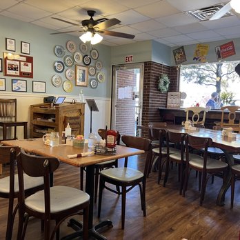 Eva's On Main - Cute little spot - Southern Near Me - Summerville, South Carolina