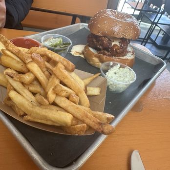 Chomp Kitchen & Drinks - American Near Me - Warren, Rhode Island