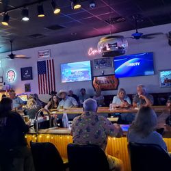Crazy Earl's Cocktails & Pool - Bar