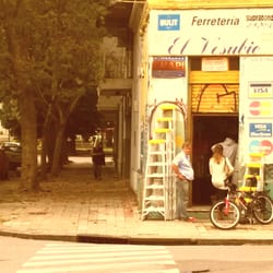 Ferreteria El Vesubio - Domingo a mediodía, como se puede apreciar hay cola para entrar.