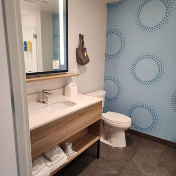 Tru by Hilton Manteca - Clean Bathroom - Hotels Near Me - Manteca, California Tru by Hilton Manteca - Clean Bathroom - Hotels Near Me - Manteca, California