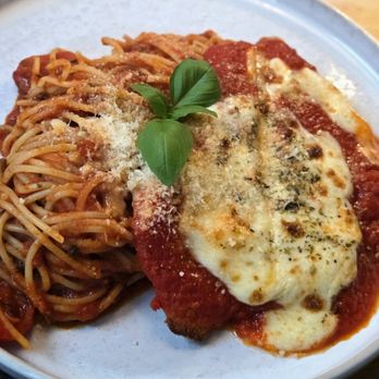 Il Fresco - Hähnchen Parmigiana mit Spaghetti in Tomatensauce (Chicken Parmesan with Spaghetti in Tomato Sauce) - International Near Me - Böblingen, BW
