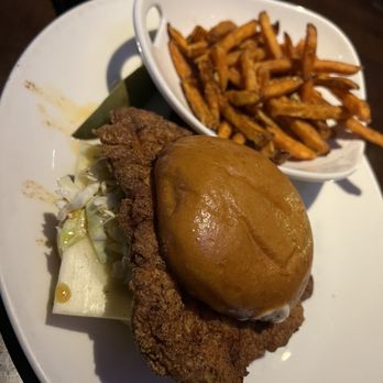 Yard House - Nashville Hot Chicken Sandwich - New American Near Me - Lombard, Illinois