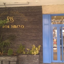 Cafeteria Sancho 2 - Letras corporeas y puerta de entrada principal