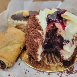 This mini black forest cake is soooo soft! Amazing and delicious