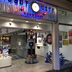 RobotCity Workshop - Brand new mall store with giant robot waiting inside