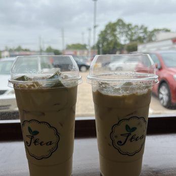 JTEA 1960 - Brown Rice Jasmine Milk Tea with jello (50% ice on both = uneven liquid levels) - Bubble Tea Near Me - Houston, Texas