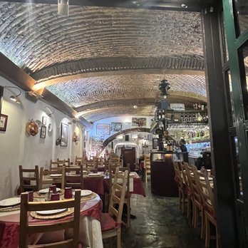 Restaurante Mr. Pickwick - Check out the brick ceiling. - Portuguese Near Me - Évora, 07 Restaurante Mr. Pickwick - Check out the brick ceiling. - Portuguese Near Me - Évora, 07