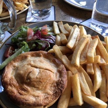 The Victoria - Steak and Ale Pie with Chips and Salad - Pubs Near Me - Oxford, OXF The Victoria - Steak and Ale Pie with Chips and Salad - Pubs Near Me - Oxford, OXF