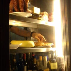 La vitrina-expositora de alimentos, muy buena pinta todo