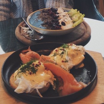 Cloud Kitchen - Eggs Benedict with Salmon and Blue Lagoon Bowl - Breakfast & Brunch Near Me - Dusseldorf, NW
