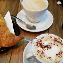 Gastronomica - Cappuccino, latte, croissant