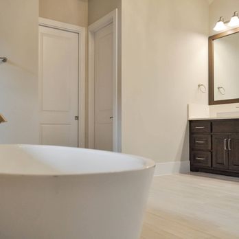 DreamMaker Bath & Kitchen of The Woodlands - a bathtub in a bathroom - General Contractors Near Me - The Woodlands, Texas DreamMaker Bath & Kitchen of The Woodlands - a bathtub in a bathroom - General Contractors Near Me - The Woodlands, Texas