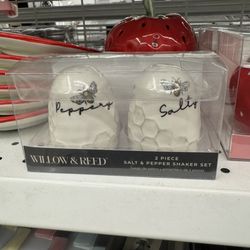 dd's DISCOUNTS - Salt and pepper shaker